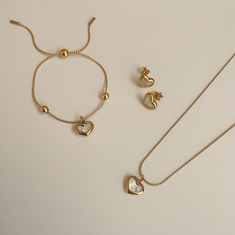 Shellandgold - เซ็ทสร้อยคอ สร้อยข้อมือ และต่างหูจี้หัวใจ อะไหล่สแตนเลสชุบทอง 18k