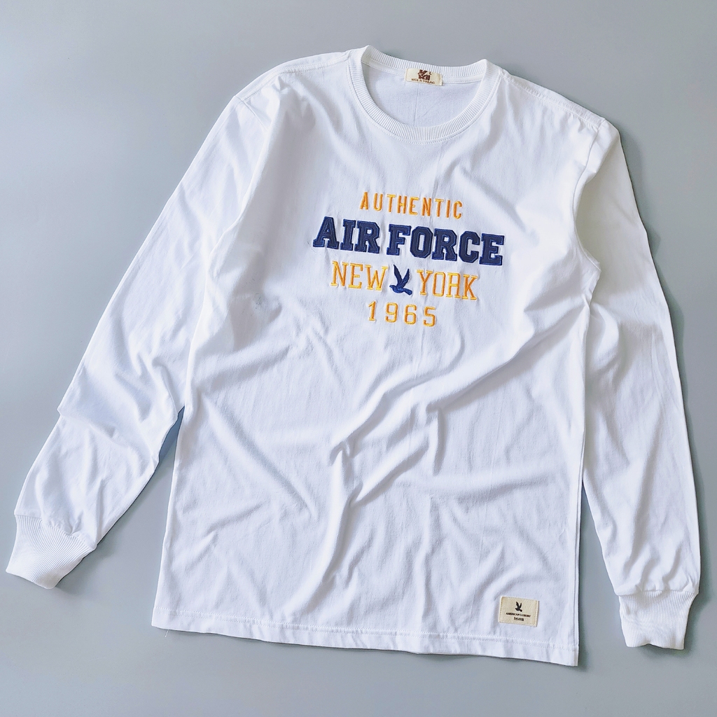 เสื้อยืด Air Force สีขาวแขนยาวปักข้อความ "Authentic Air Force New York 1965"