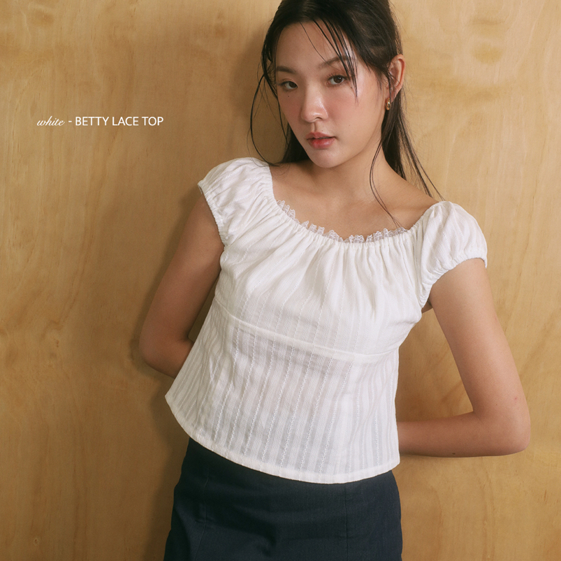 Theremin Betty top เสื้อลูกไม้แขนตุ๊กตาเข้ารูปตกแต่งลูกไม้ (White lace)