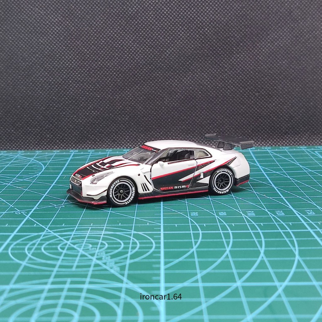majorette nissan gtr r35 nismo สีขาว หนวดดำ หายาก