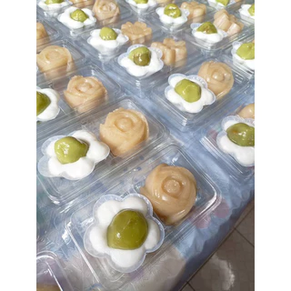 ถ้วยพลาสติกรูปดอกไม้ นึ่งได้ (100 ชิ้น/แพ็ค) ถ้วยวุ้นรูปดอกไม้ ถ้วยขนมเปียกปูน ถ้วยขนมใส่ไส้ (ในภาพใส่ในกล่อง SB11)