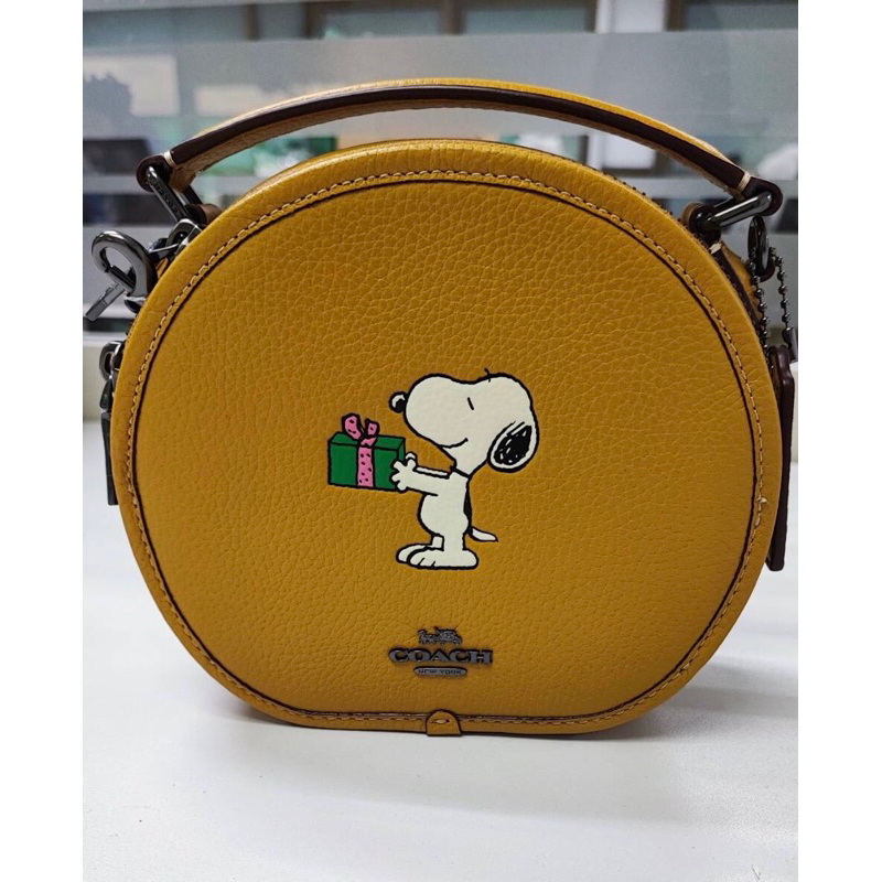กระเป๋าสะพายข้าง หนังแท้สีเหลือง ทรงกลม Coach X Peanuts Canteen Crossbody With Snoopy