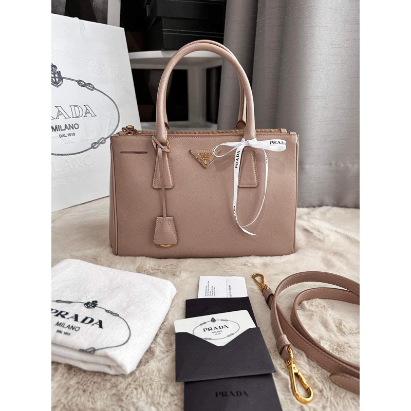 Prada Saffiano 30 /2 Zip  (Y.12) (สีเบจ cammeo)