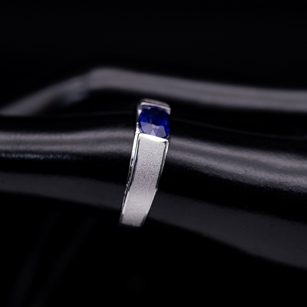แหวนพลอยไพลินมาดากัสการ์(BLUE SAPPHIRE) ตัวเรือนเงินแท้92.5%ชุบทองคำขาว ไซส์นิ้ว 56หรือ เบอร์ 7.5 US