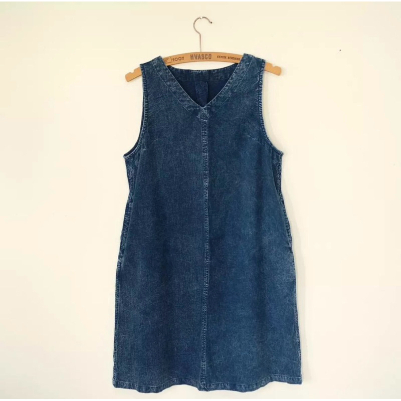 เดรสคอวีแขนกุดผ้าม่อฮ่อมสโตนวอช