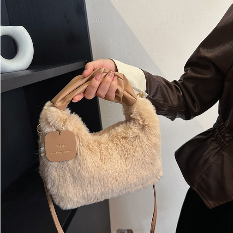 กระเป๋าถือ ขนนุ่ม ขนฟู สไตล์เกาหลี Fluffy bag 4สี มีสายสะพายข้าง