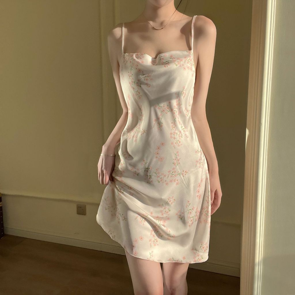 ชุดนอน ซาติน ชุดนอนผ้าไหมน้ำแข็ง ผ้าคุณภาพสูงสวมใส่สบาย สายสะพายไหล่ปรับได้ พร้อมส่งจากไทย（H9097）