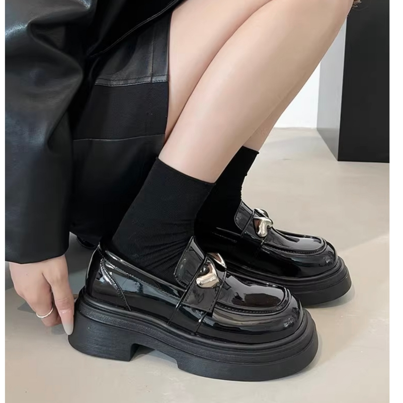 OhBlablaShoes   **NEW**  พร้อมส่ง  รองเท้าคัชชู หุ้มส้น แต่งหัวใจ ❤❤  สีดำเงา (Black.gloss)