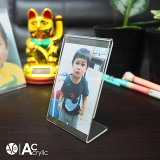 ป้ายอะคริลิคตั้งโต๊ะ A8 แนวตั้ง 5.5x8.5cm อะคริลิคใส ทรง L (A8)