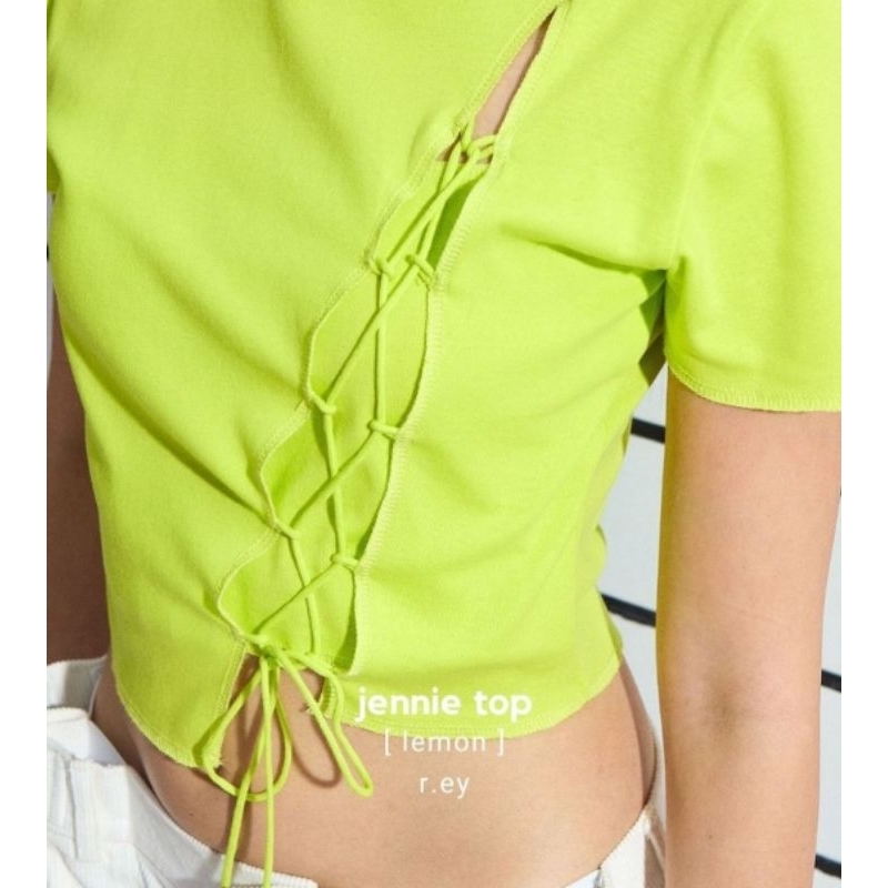เสื้อ crop สีเหลืองสดใสจากร้าน r.ey official
