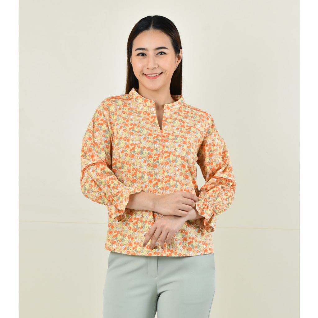 MINNA | เสื้อคอจีนผ่าวี ลายดอกไม้สีส้ม แขน 5 ส่วน W5B759
