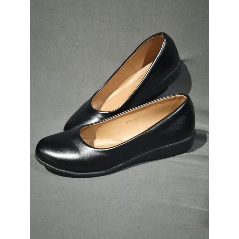 [มือสอง] รองเท้าคัชชูผู้หญิง สีดำ หนังเทียม เบอร์ 38 ส้น 1.5 นิ้ว