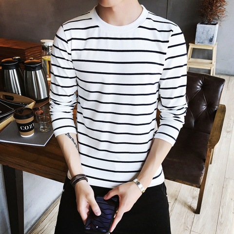เสื้อยืดลายทางผู้ชาย แขนยาวและคอกลม เทรนด์แฟชั่นเกาหลี หลวมขนาดบวกขนาดบวก มีสองสี ขาว ดำ
