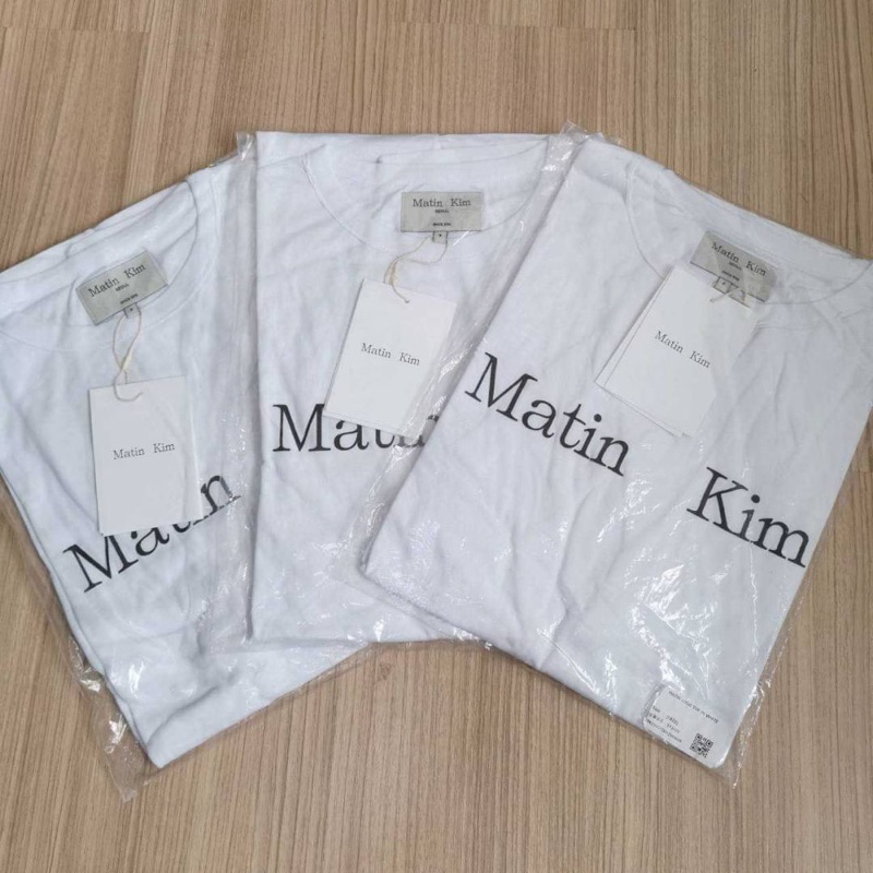 พร้อมส่ง MATIN KIM LOGO TOP IN WHITE เสื้อยืดสีขาว Size : Free size อก 44"