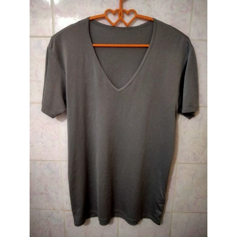 เสื้อยืดคอวีสีเทา airism Uniqlo