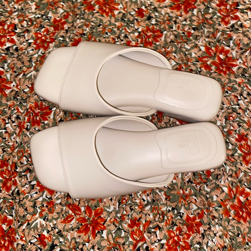 รองเท้า PUFFSHOES BUN Sandals สี Bone ไซส์ 37 ของแท้