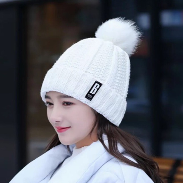 หมวกไหมพรม หมวกกันหนาว มีจุกขนสัตว์ มีดิ้นทองค่ะ (พร้อมส่งค่ะ)