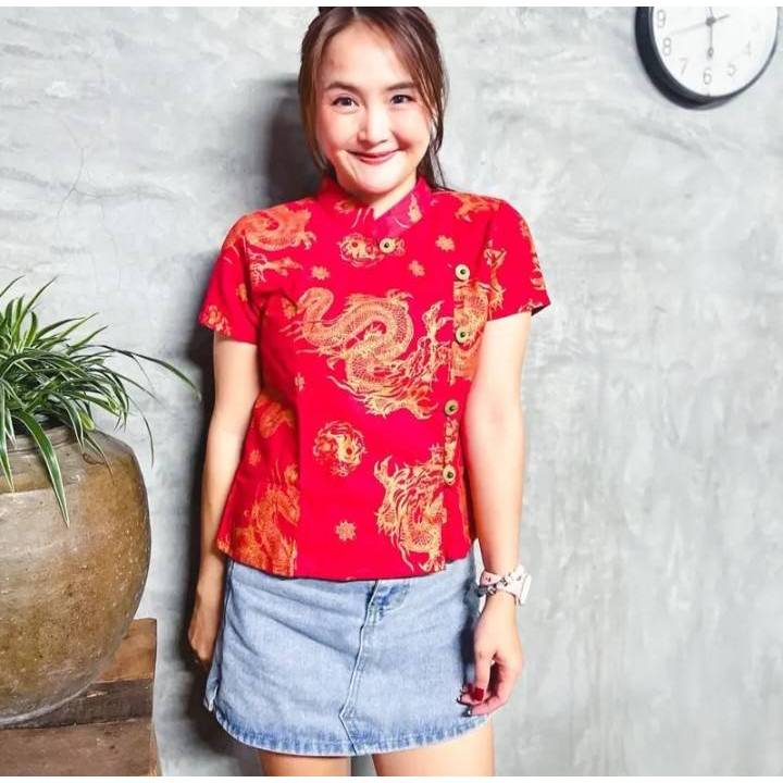 เสื้อคอจีนป้าย แต่งกระดุมเหรียญจีน ลายมังกรทอง ผ้าฝ้ายสีแดง เสื้อตรุษจีนผู้หญิง NKT.132