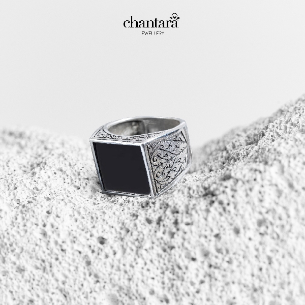 CHANTARA - แหวนหินนิลดำทรงสี่เหลื่อม แหวนเงิน "𝐒𝐪𝐮𝐚𝐫𝐞 𝐁𝐥𝐚𝐜𝐤 𝐎𝐧𝐲𝐱 𝐑𝐢𝐧𝐠" แหวนสายมู ฟรีผ้าเช็ด