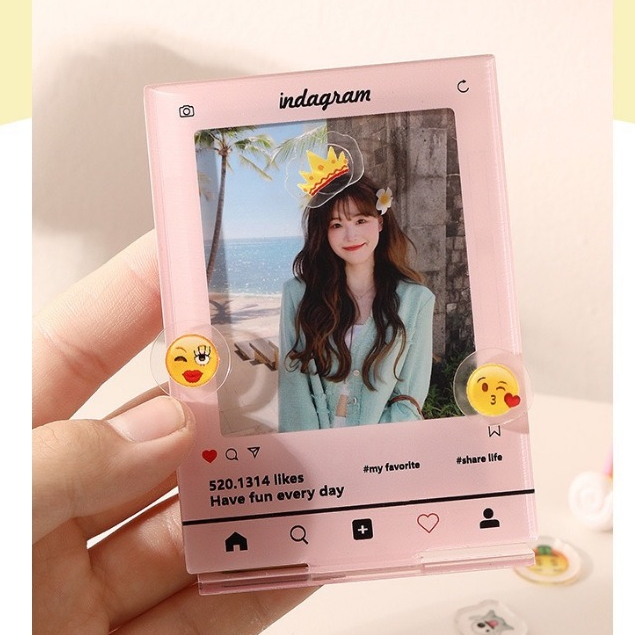 กรอบรูปอะคริลิค 3 นิ้ว+EMOJI ตกแต่ง ใส่โพลารอยด์ ใส่การ์ดมีขาตั้งโชว์โฟโต้การ์ด การ์ดไอดอล