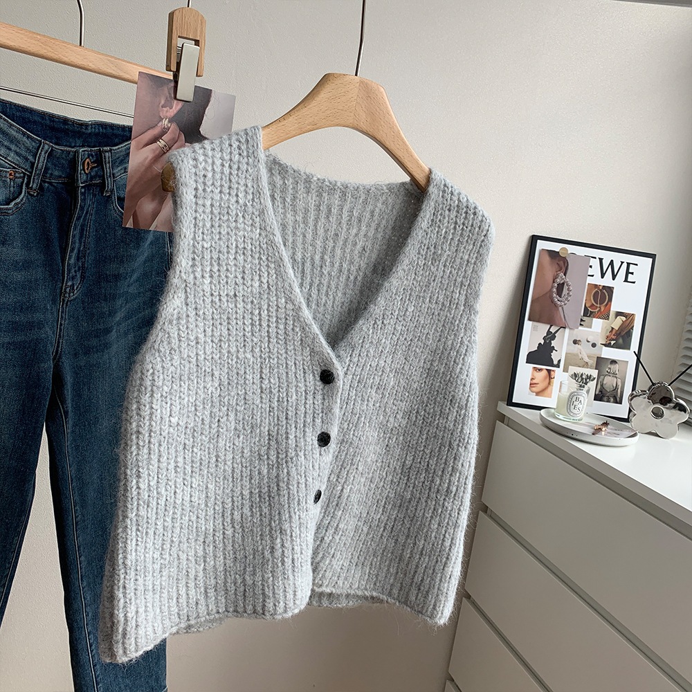 V NECK CADIGAN : แขนกั๊กคอวีผ้าไหมพรหมถัก เสื้อคาร์ดิแกนสำหรับผู้หญิง