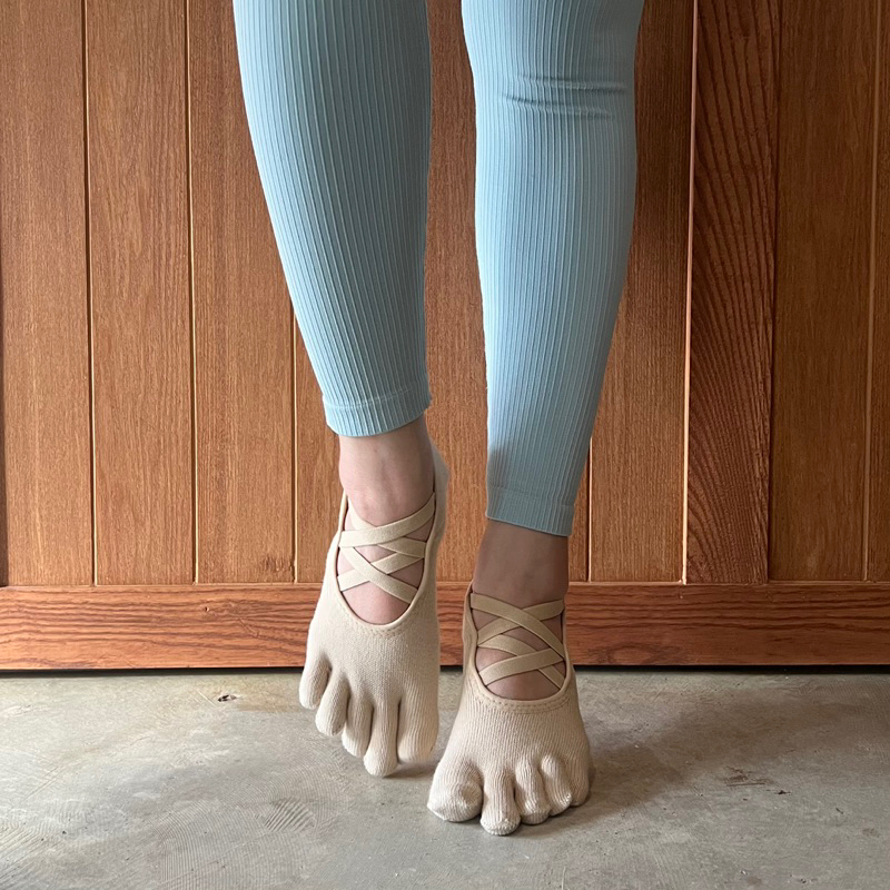 PILABODI LATTE Full Toe Pilates Grip Socks ถุงเท้าพิลาทิส ถุงเท้ากันลื่น แบบปิดนิ้ว สีลาเต้