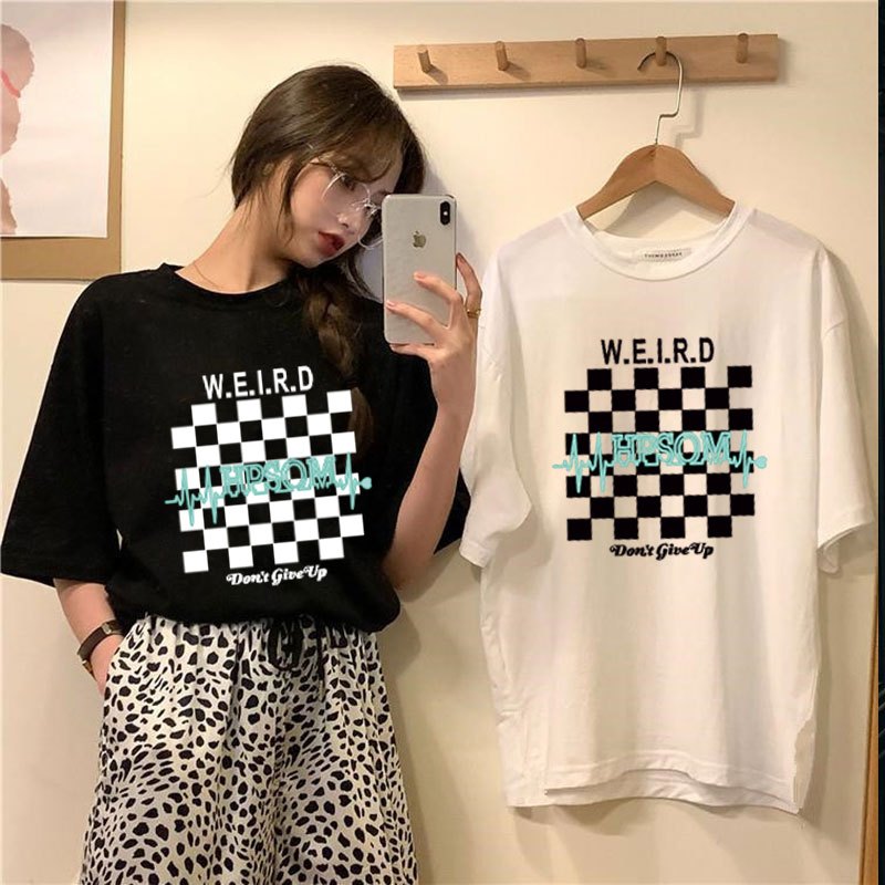 เสื้อยืดแขนสั้นทรงหลวมสไตล์เกาหลีน่ารัก oversize เสื้อผ้าวินเทจผู้หญิง เสื้อโอเวอร์ไซส์สกรีนลายตารางขาวดำ ผ้านิ่มสบาย - รูปที่ 5