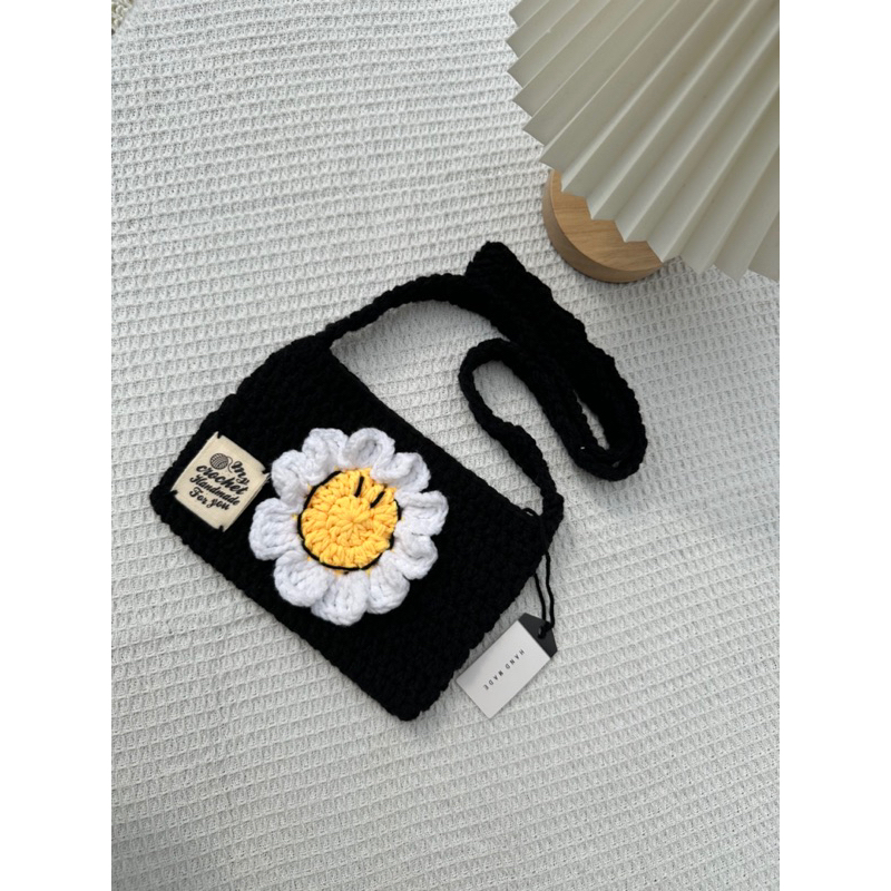 daisy smile side crochet bag