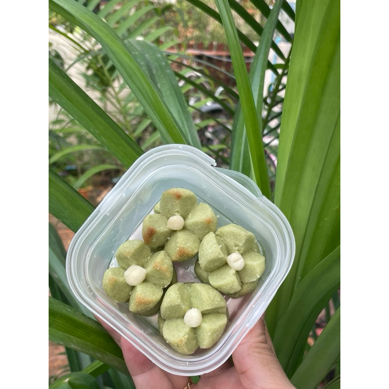 ขนมกลีบลำดวนใบเตยหอมๆ