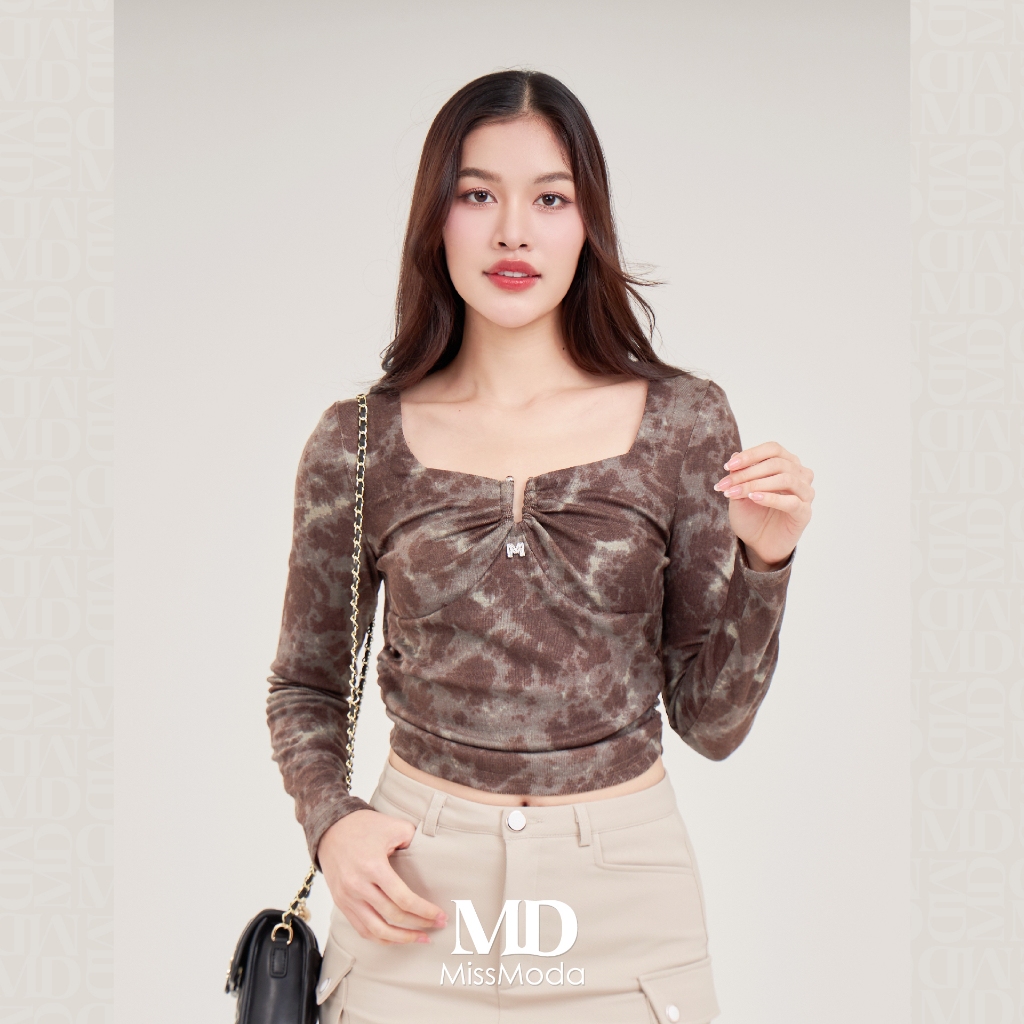 Missmodaรุ่นMC-241TT017เสื้อดีไซน์คอเหลี่ยมแต่งอะไหล่ตัวยูติดโลโก้Mเสื้อผู้หญิงแบรนด์ (เฉพาะเสื้อ)มี 2 สี น้ำตาล/ขาว