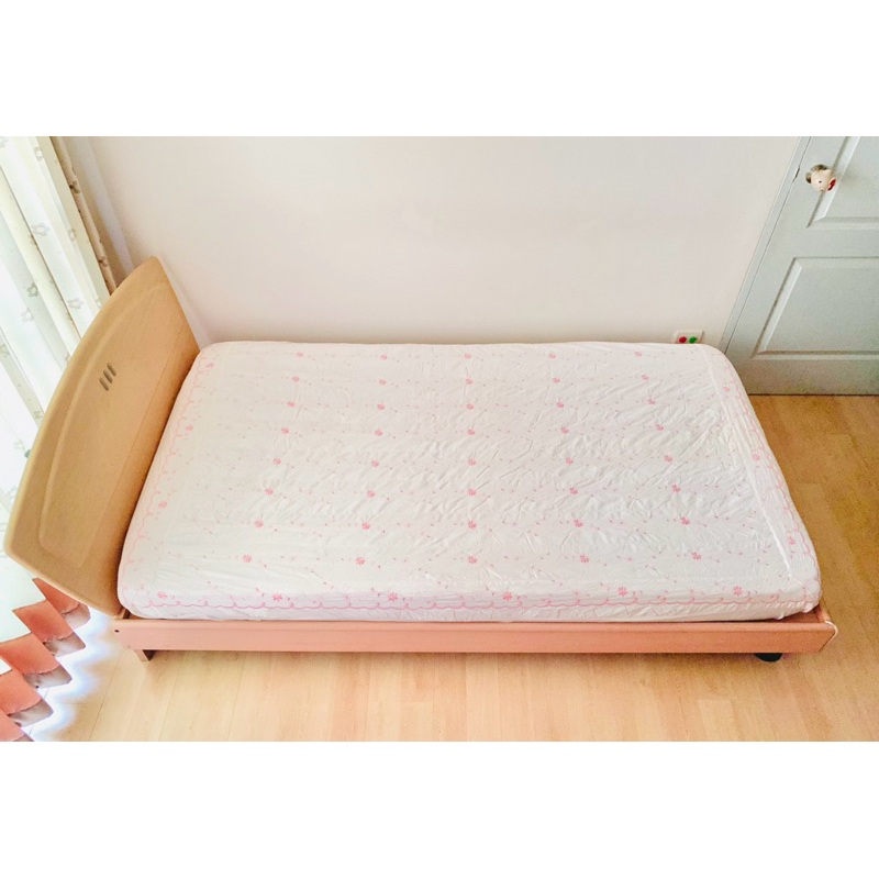 ผ้าปูที่นอนรัดมุม (แบบหนา) ขนาด 3.5ฟุต สีขาวปักลายดอกวินเทจสีชมพู มือสองสภาพดี สินค้าญี่ปุ่น-เกาหลีแท้