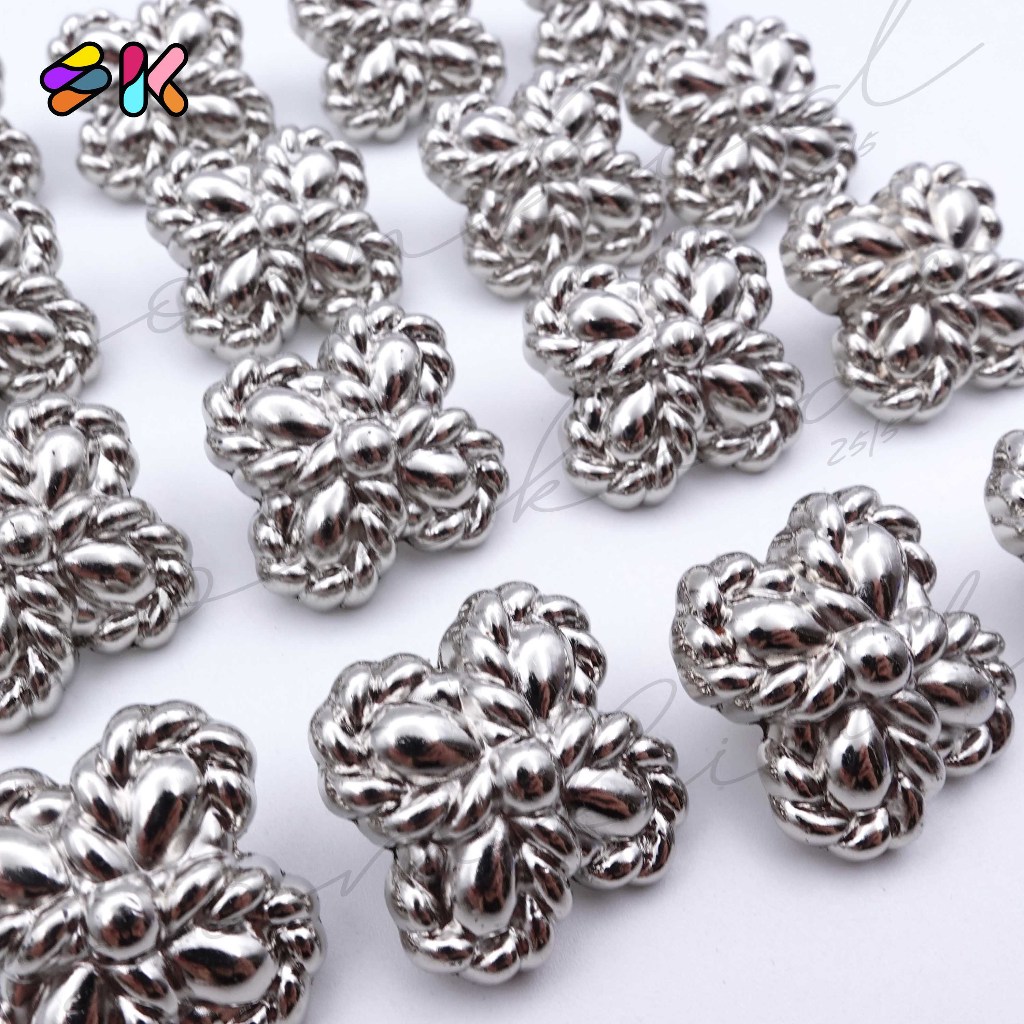 somkid กระดุมสีเงินเงาลายโบว์ถักขนาด20mm (size34L) เนื้อพลาสติกอย่างดี มีขาสอยก้นนำเข้าจากไต้หวัน