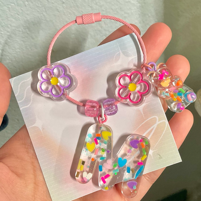 (เตรียมของ1 วันก่อนส่ง)พวงกุญแจแบบเส้นสลิง ลูกปัดจุกๆ 👾⭐️ใส่ตัวอักษรเรซิ่น มีครบทุกตัวอักษรเลย💖