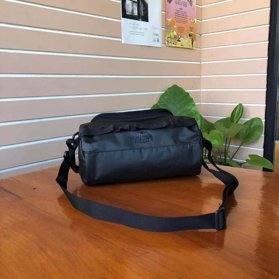 กระเป๋าสะพายข้าง ทรงหมอน ผ้ากันน้ำได้ TNF