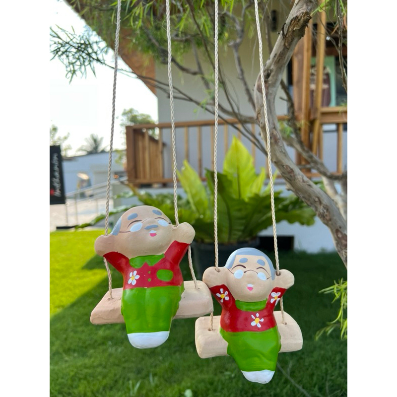 ตุ๊กตาเซรามิก นั่งชิงช้าตายายคู่เด็กชายเด็กหญิงคู่(ขายเป็นคู่)คละสี