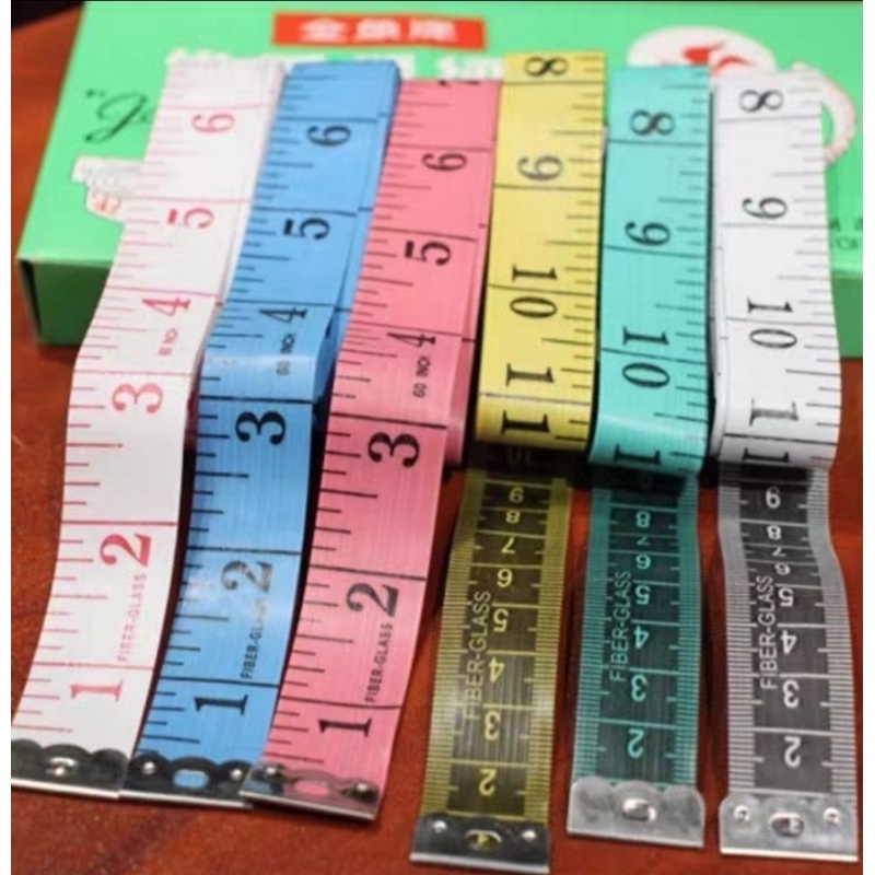 สายวัด ขนาดมาตรฐาน กว้าง 2 cm ยาว 150 cm ขายเป็นเส้น คละสี(สุ่มสี)