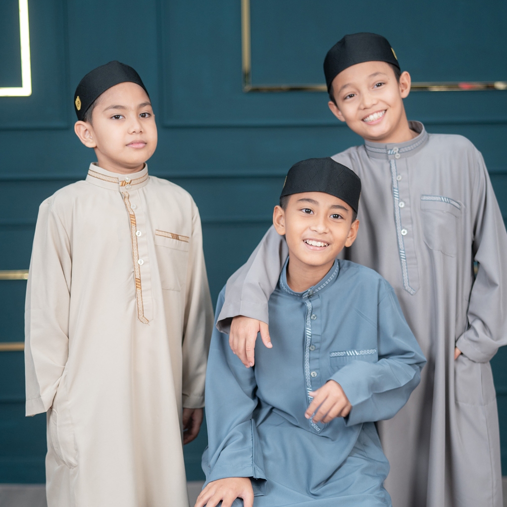 โต๊ปเด็กแขนยาว คอตั้ง แบรน ALHARAMAIN ทรงสวยใส่สบาย มีลายปักตรงสาบคอ (คละลายปัก) BA24 วาริสมุสลิม