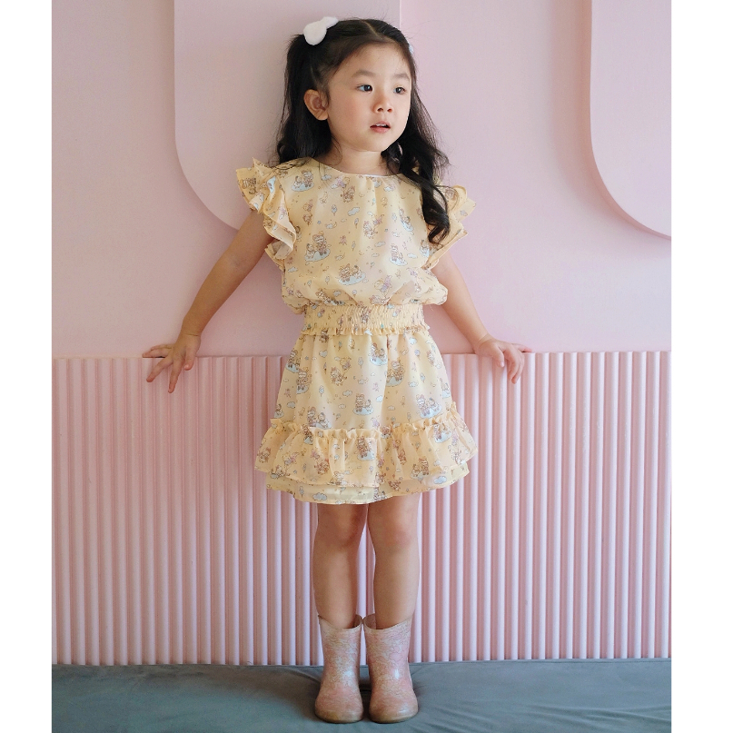 𝐋𝐢𝐭𝐭𝐥𝐞 𝐞𝐥𝐟𝐢𝐧 𝐒𝐖𝐃𝐌 𝟑 ชุดเซ็ตเสื้อครอป+กระโปรง เด็กผู้หญิง สีเหลืองพาสเทล