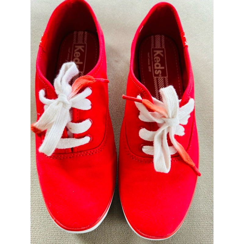 รองเท้าผ้าใบ Keds สีแดง