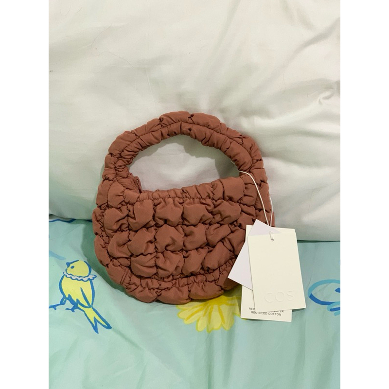 พร้อมส่งแท้ 💯% New COS Quilted mini bag 🧡สีพิเศษ มีที่ไทยที่เดียว **Thailand Exclusive**