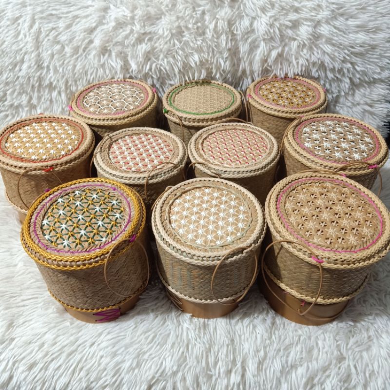 กระติ๊บข้าวเหนียวทำจากต้นคล้า คละสีคละลาย ขนาด5.5x5.5นิ้ว ไม่ขึ้นรา ไม่มีมอด เก็บความร้อนได้นาน