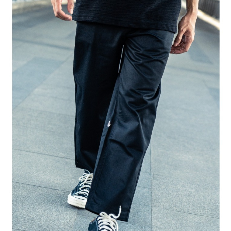 VOLCOM กางเกงทรงกระบอก ผ้าชิโน่ FRICKIN SKATE LOOSE TAPRED V17