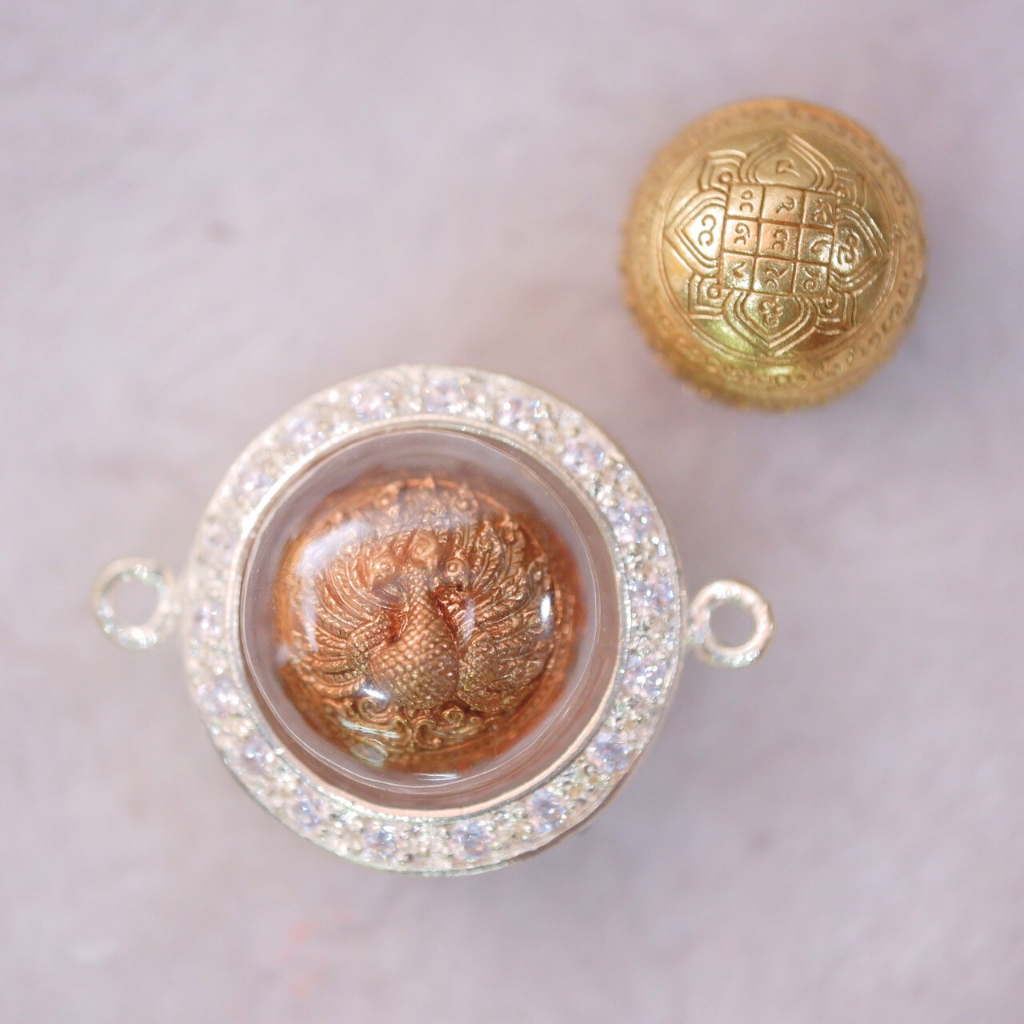 (แท้100% ) พญานกยูงคำ ธาตุทอง หมื่นโลกธาตุ 🙏 ครูบาสล่าอุวิจิ่งต๊ะ | Golden Peacock Amulet Wealth & Luck(กรอบชุบหนา2เท่า)