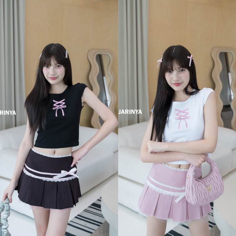 Jarinya - เสื้อครอปแขนล้ำ สกรีนลายโบว์ด้านหน้า (T581)