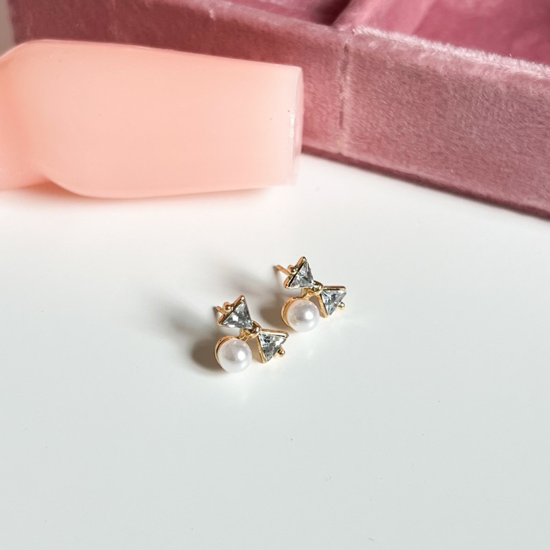 [ I BOW YOU! Collection] CHARM - Emma Ribbon Stud Earrings ต่างหูมินิโบว์ประดับเพทายและมุก