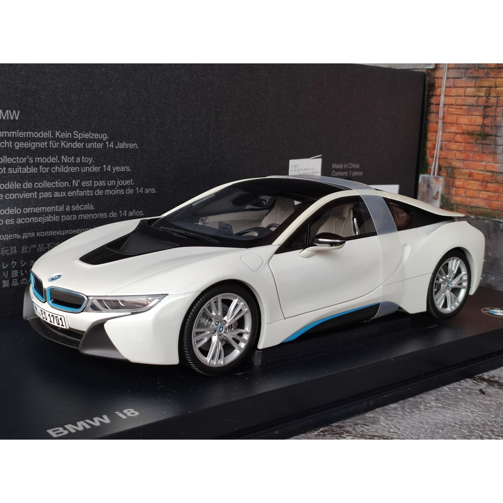 โมเดลรถi8 1/18 โมเดลรถBMWi8 โมเดลรถ BMW i8  1:18 paragon ราคา OK