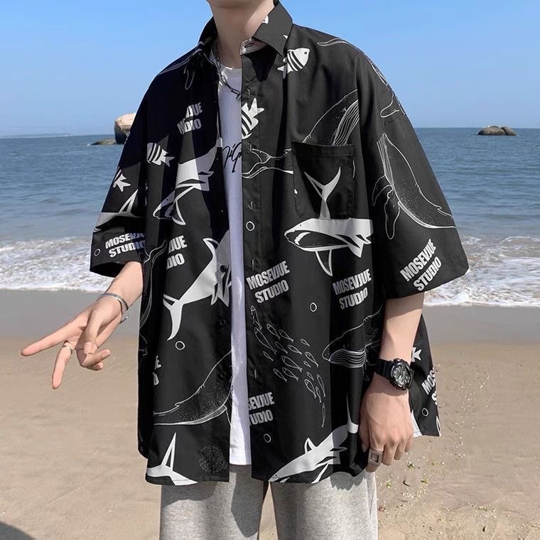 เสื้อเชิ้ตแขนสั้น เสื้อฮาวายพิมพ์ลายปลาวาฬสีดำ เสื้อชายหญิงสไตล์เกาหลี แฟชั่นฤดูร้อน นิ่มใส่สบายไม่ต้องรีด มาใหม่ล่าสุด