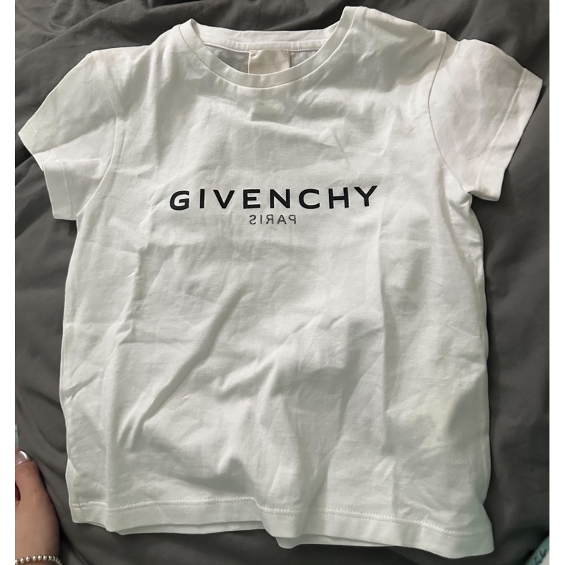 เสื้อยืดเด็กGivenchyไซต์6ปีของแท้100%สภาพดีมือสองราคาดีจ้า