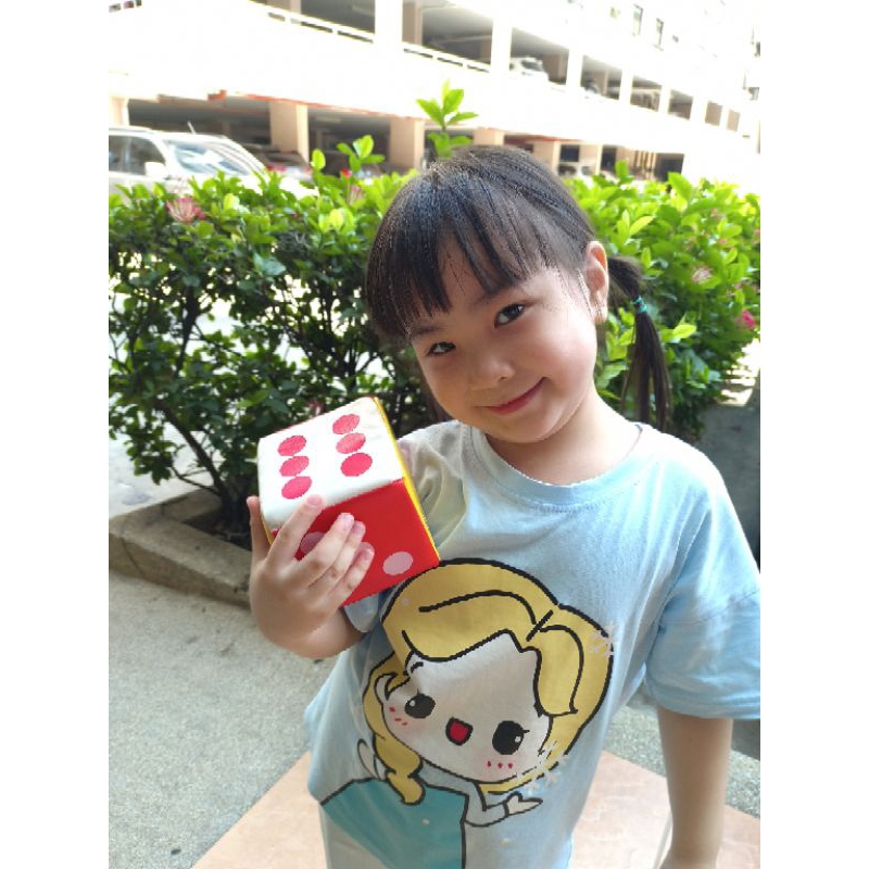 ลูกเต๋า ของเล่นเด็ก มีกระดิ่งข้างใน ขนาดประมาณ 10×10 ซม. – โปรปัง