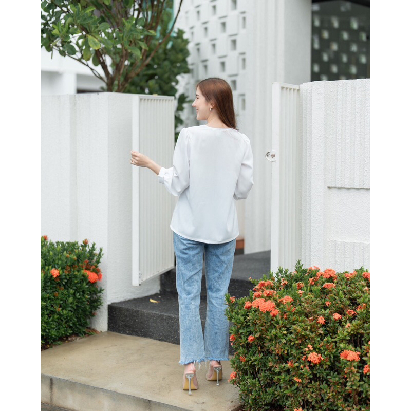เสื้อสตรีทำงาน ดีไซน์เสื้อคอวีแต่งจีบไหล่เบาๆ แขนยาว ปลายแขนพองนิดๆ #L154SHOP_W003 - รูปที่ 7